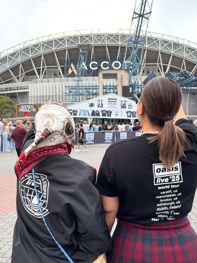 Potret kompak Okky Lukman dan ibu nonton OASIS 