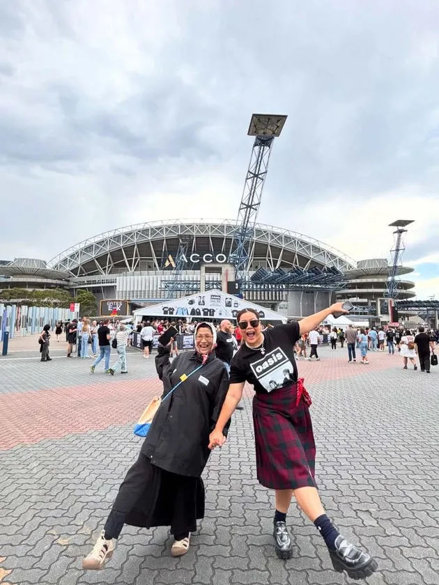 Potret bahagia Okky Lukman dan ibu nonton OASIS 