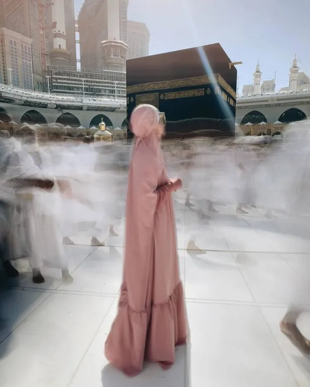 Hijab BCL Saat Umrah