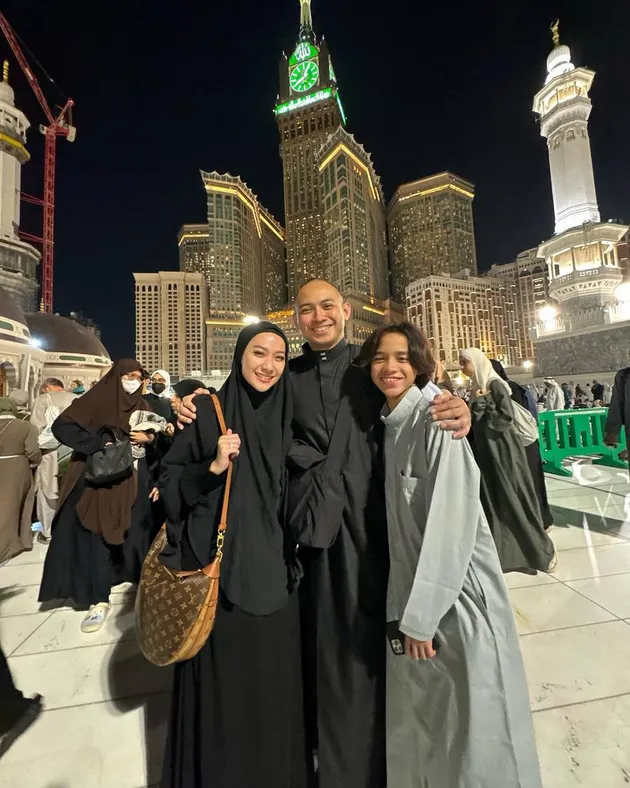 Hijab BCL Saat Umrah