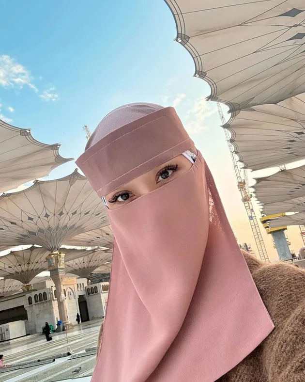 Hijab BCL Saat Umrah