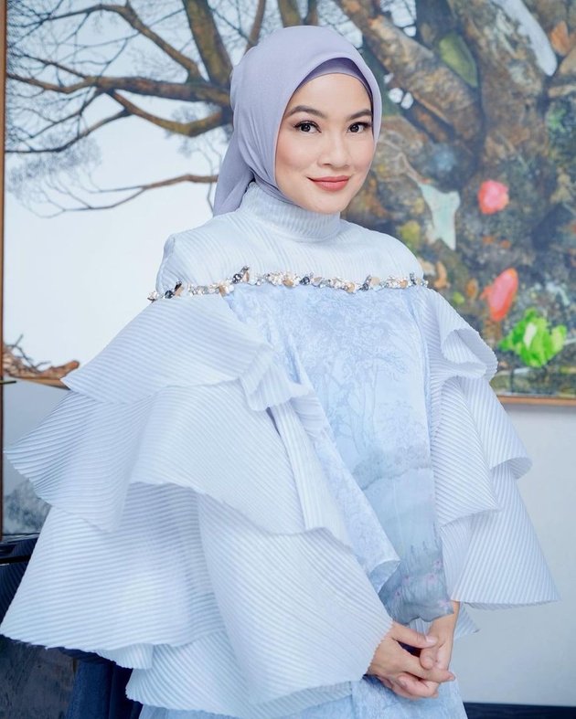 8 Portraits of Titi Kamal's OOTD During Umrah, Wearing a Hijab and Veil but Still Beautiful - Flooded with Praise and Prayers