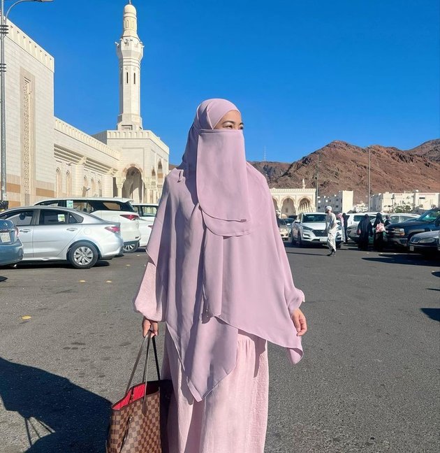 8 Portraits of Titi Kamal's OOTD During Umrah, Wearing a Hijab and Veil but Still Beautiful - Flooded with Praise and Prayers