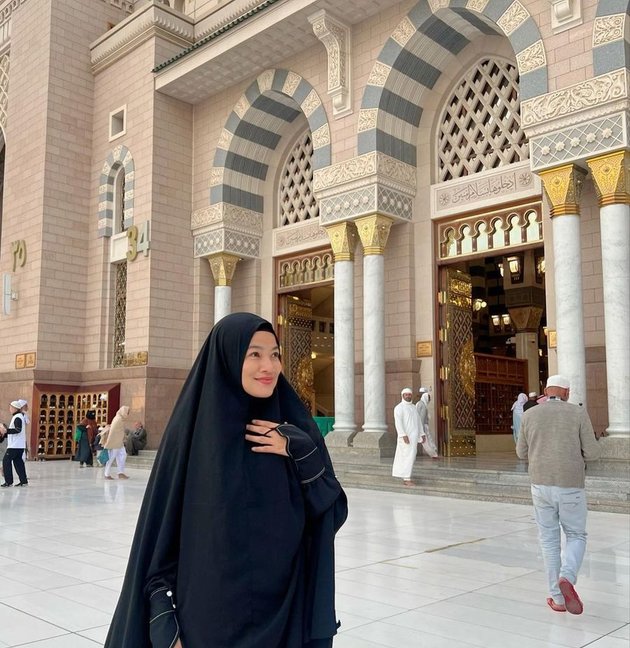 8 Portraits Of Titi Kamals Ootd During Umrah Wearing A Hijab And Veil