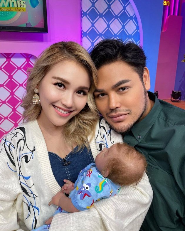 8 Portraits of Celebrities Carrying Ivan Gunawan's 'Child', Some are Surprised - Sweetly Cuddled Like a Real Baby