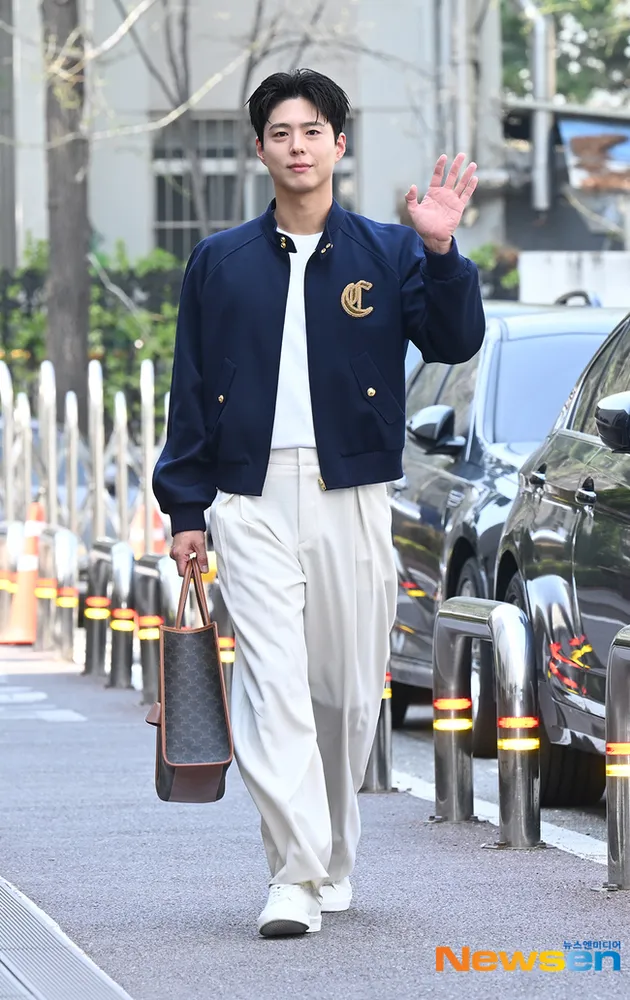 Park Bo Gum Datang ke Lokasi Syuting