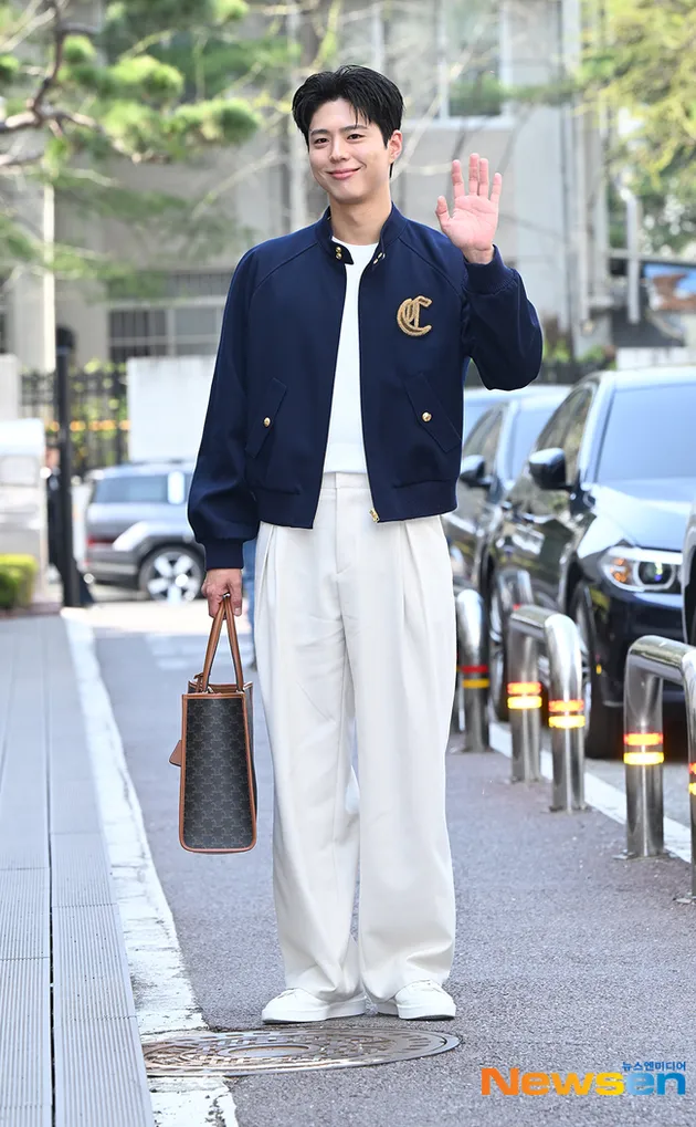 Park Bo Gum Datang ke Lokasi Syuting