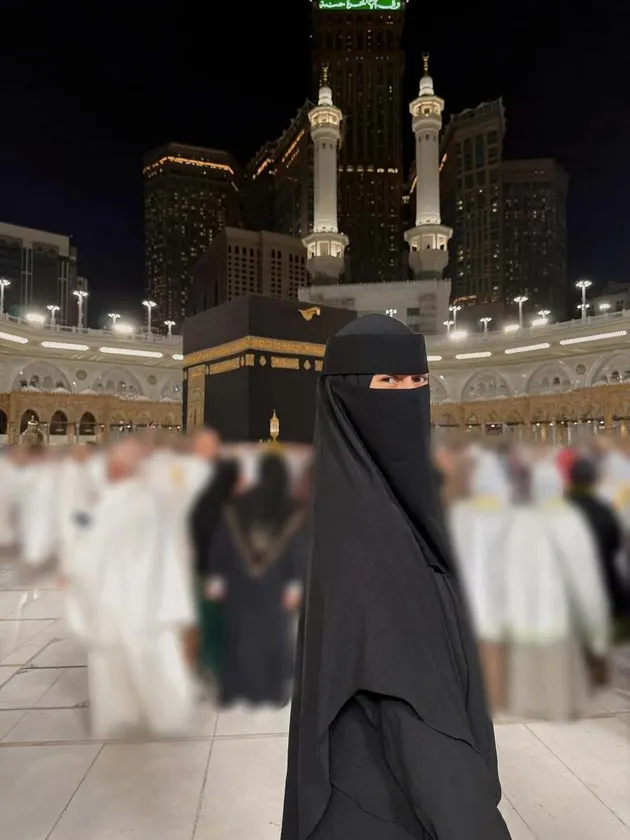Potret Paula Verhoeven umrah sendiri