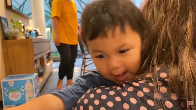 8 Portraits of Paula Verhoeven Meeting Her Child for the First Time After Self-Isolation, a Loving Hug - Kiano Smiles at His Mother and Makes Her Emotional