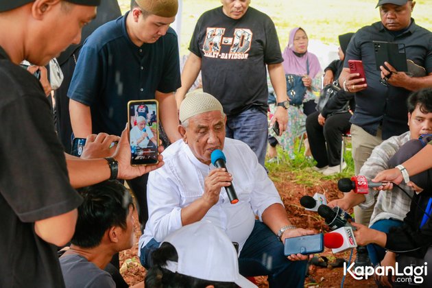 8 Portraits of Hj. Agustini's Funeral, Bella Shofie Could Only Watch Through Video Call - Her Younger Sister Shed Tears on the Grave