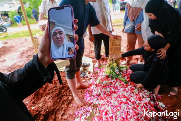 8 Portraits of Hj. Agustini's Funeral, Bella Shofie Could Only Watch Through Video Call - Her Younger Sister Shed Tears on the Grave