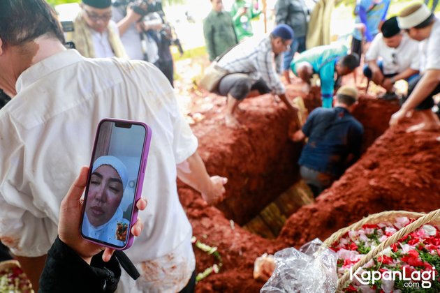 8 Portraits of Hj. Agustini's Funeral, Bella Shofie Could Only Watch Through Video Call - Her Younger Sister Shed Tears on the Grave