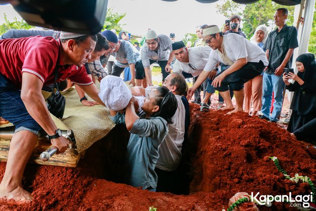 8 Portraits of Hj. Agustini's Funeral, Bella Shofie Could Only Watch Through Video Call - Her Younger Sister Shed Tears on the Grave