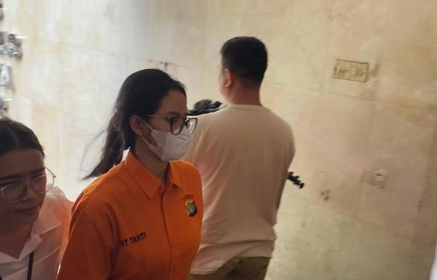 8 Photos of Siskaeee's First Appearance Wearing Prison Clothes, Led by Officers to the Detention Center