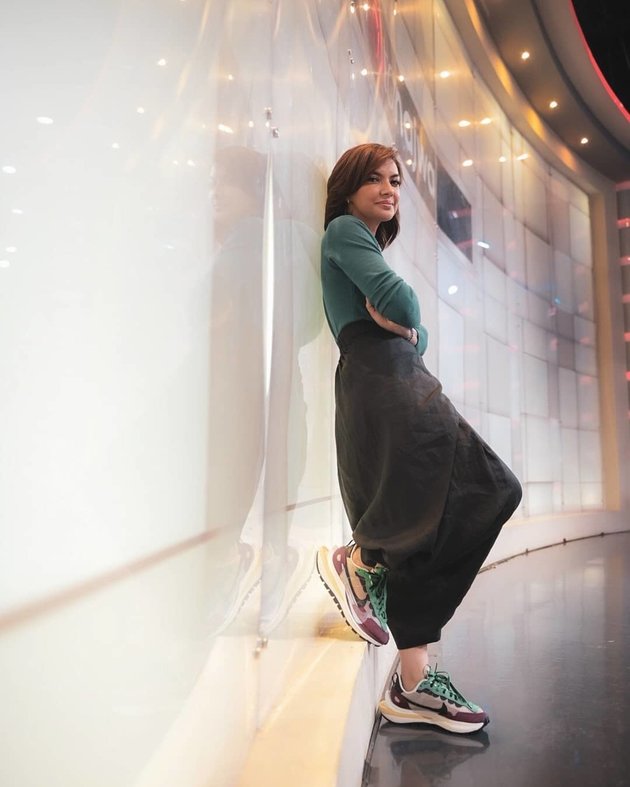 8 Portraits of Najwa Shihab's Stylish Appearance, Always Wearing Cool Sneakers - Her Beauty Doesn't Fade at the Age of 40+