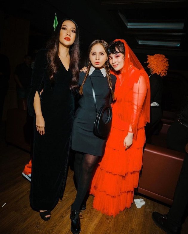 8 Photos of Rossa's Appearance at Chelsea Islan's Birthday, Still Perfectly Suited as Wednesday
