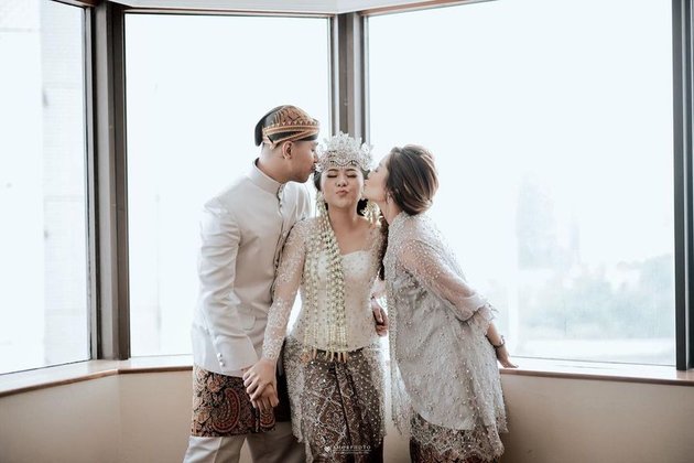 8 Portraits of Siti Badriah's Appearance at Her Brother-in-law's Wedding, Elegantly Wearing Traditional Dress - Even More Beautiful and Enchanting