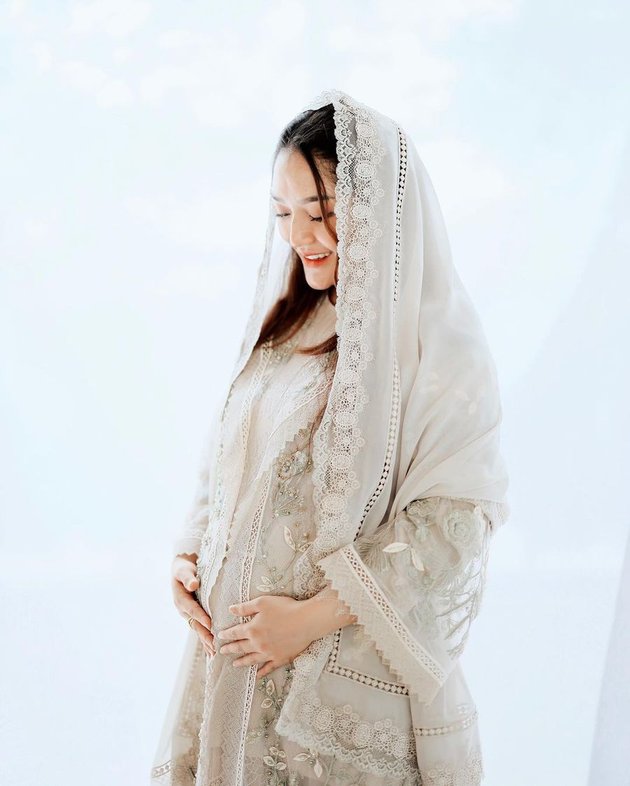 8 Portraits of Siti Badriah's Appearance at the 4-Month Tasyakuran of Baby Fruity, Showing off a Beautiful Baby Bump Aura