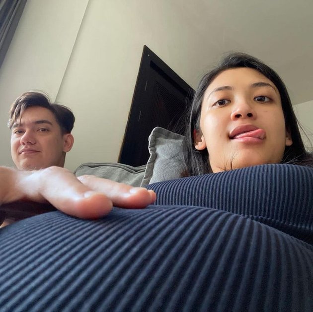 8 Portraits of Canti Tachril's 4-Month Pregnancy Recitation, Held Simply with Friends and Family - Netizens Busy Guessing the Gender of the Baby