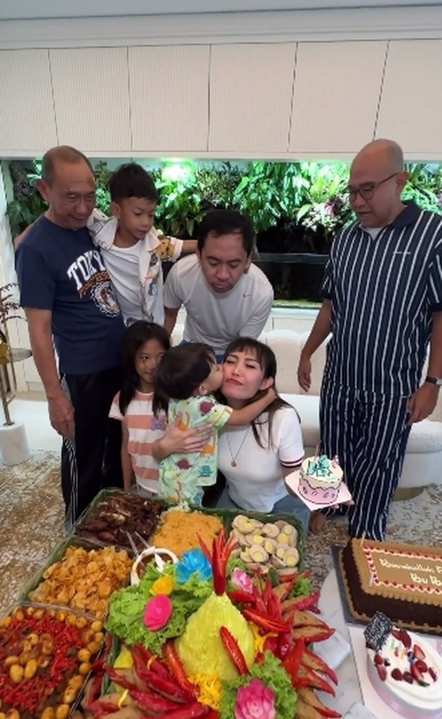 8 Portraits of Ayu Dewi's 39th Birthday Celebration, Surprised by Friends - Held Simply at Home