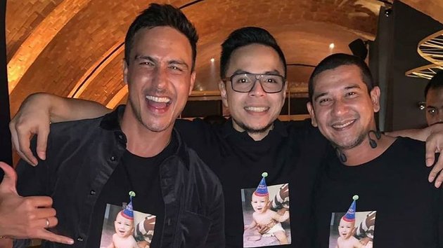 8 Potraits of Hamish Daud's Birthday Celebration, Romantic Dinner with Raisa - Baby's Photo in the Decoration Becomes the Highlight