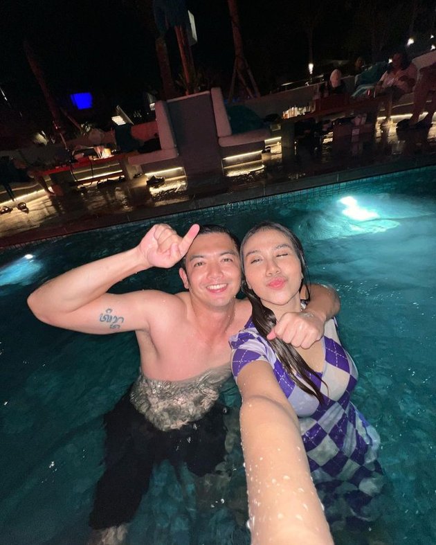 8 Pictures of Mayang, Vanessa Angel's Sister's Birthday Celebration at Beach Club Bali, Surprisingly Nicky Tirta Threw Her into the Pool