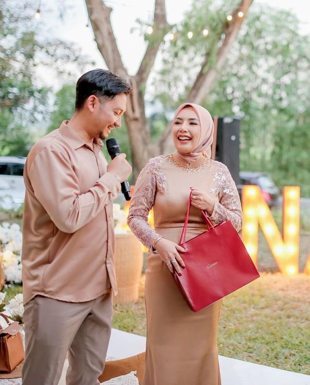 8 Portraits of Angga Wijaya's Ex-Wife Dewi Perssik's Birthday Celebration, Embracing & Kissing Affectionately - Full of Happiness