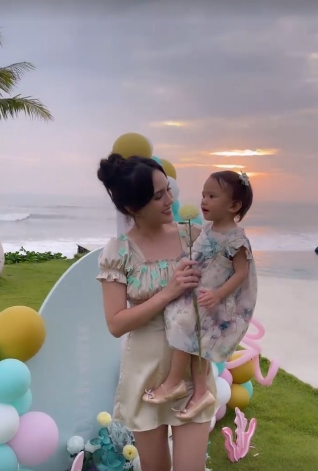 8 Pictures of Claire's 2nd Birthday Celebration, Happy with Father - Held Luxuriously on the Beach in Bali