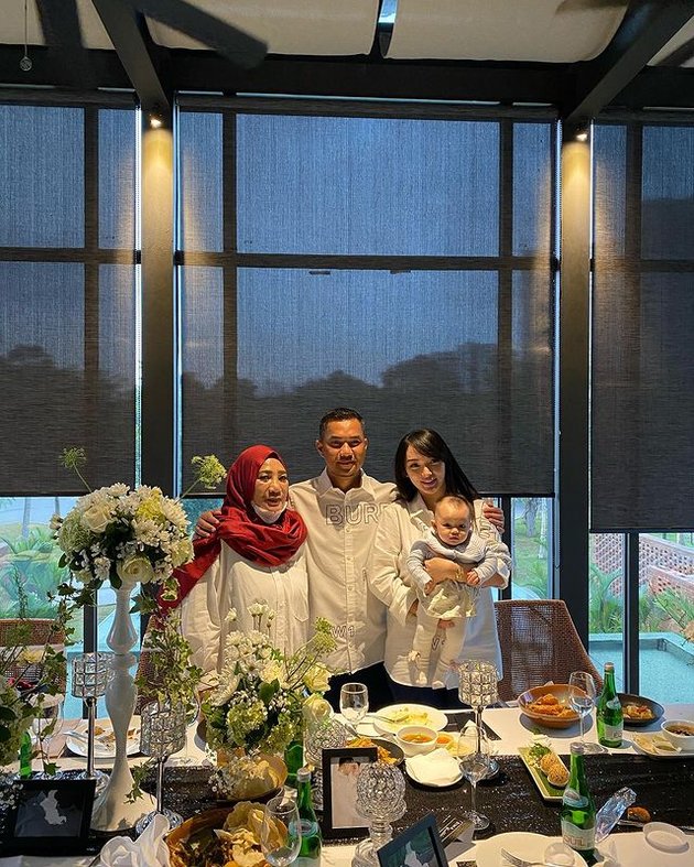 Ia mengajak putrinya, Arsila Bungalia Sirkiani dan keluarga sang suami makan malam di sebuah restoran mewah. Sebuah meja panjang yang diisi deretan kursi terlihat sangat cantik setelah didekorasi.