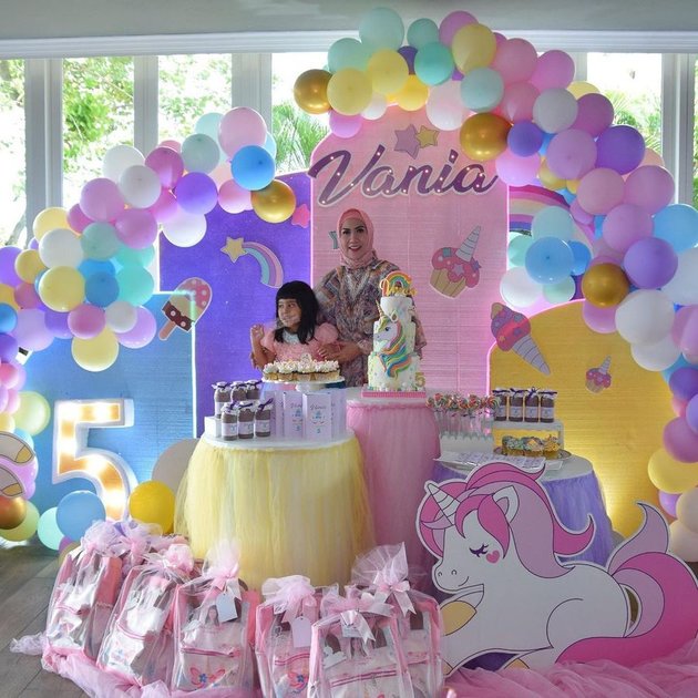 8 Portraits of Vania's Birthday Celebration, Venna Melinda's Daughter, Festive Unicorn-themed Decorations - Beautifully Resembling Her Mother