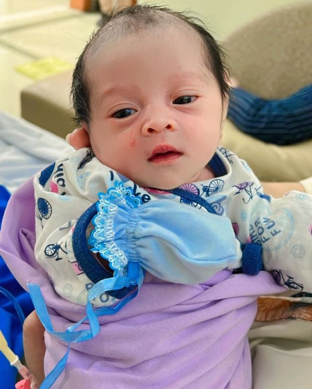 Ini dia si cantik Razeta Sumehra Fachrizal. Putri pertama Syifa dan Nanda Fachrizal yang lahir pada 25 November lalu.
