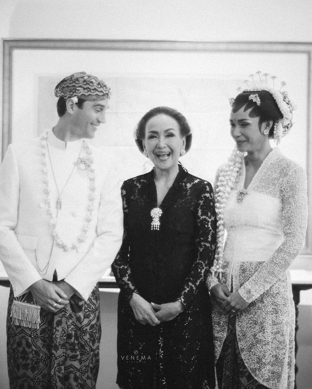 8 Photos of Adinia Wirasti's Wedding Held with Strong Javanese Customs, Holding Hands with Sara Wijayanto - Ayushita and Dian Sastrowardoyo Become the Spotlight