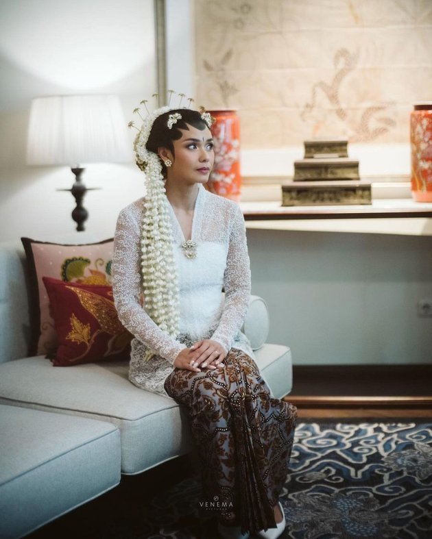 8 Photos of Adinia Wirasti's Wedding Held with Strong Javanese Customs, Holding Hands with Sara Wijayanto - Ayushita and Dian Sastrowardoyo Become the Spotlight
