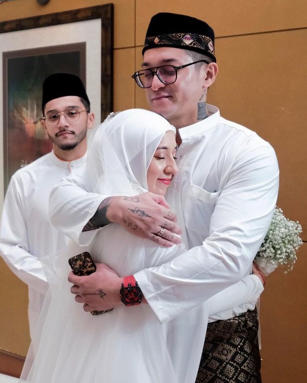 Seperti inilah potret bahagia di hari pernikahan Farali Khan, adik Miller Khan yang digelar di Masjid Wilayah Persekutuan, Kuala Lumpur, Malaysia pada Rabu (7/9).