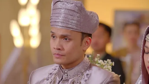 Potret Randy Pangalila tampil dengan busana pengantin Minang