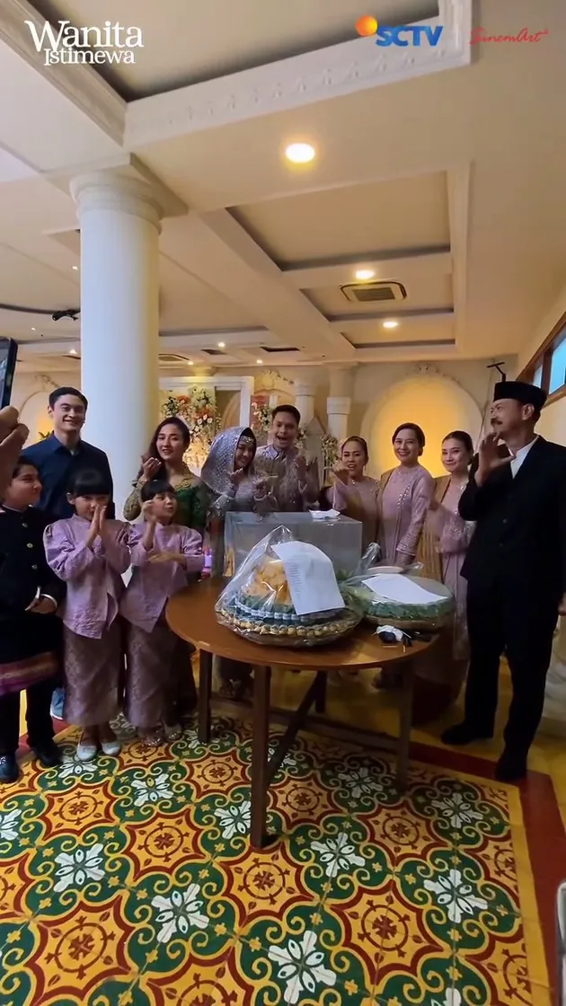 Potret Randy Pangalila bersama pemain dan kru sinetron