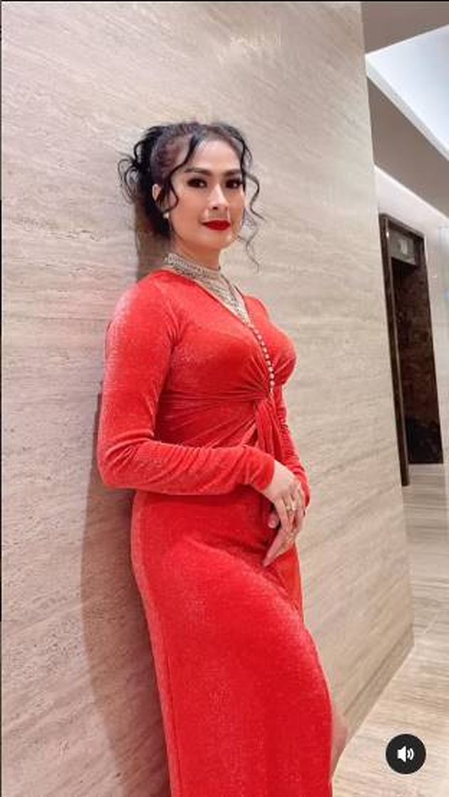 8 Potraits of Iis Dahlia's Enchantment Wearing a Long High Slit Red Dress, Still Beautiful and Charming at the Age of 50 - Receives Many Compliments from Netizens