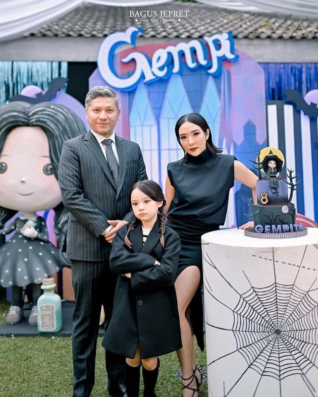Happy birthday Gempi! Untuk pesta ulang tahunnya yang ke-8, putri Gading Marten dan Gisella Anastasia itu memilih tema sesuai serial favoritnya, WEDNESDAY.