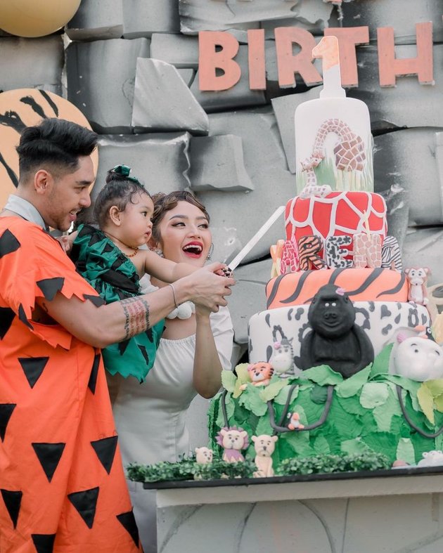 8 Portraits of Xarena's First Birthday Party, Siti Badriah's Daughter, Festive with The Flinstones Theme - Krisjiana Baharudin Mistakenly Wearing a House Dress