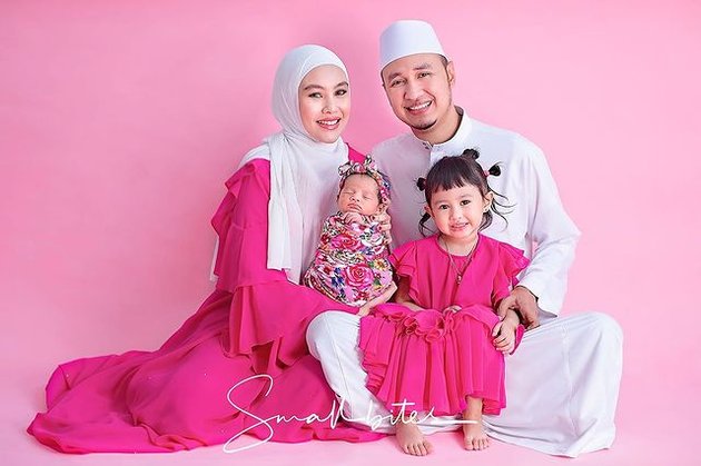 Beberapa waktu lalu, Kartika Putri lakoni pemotretan keluarga berempat. Ia dan kedua anaknya tampil kompak pakai outfit bernuansa pink.