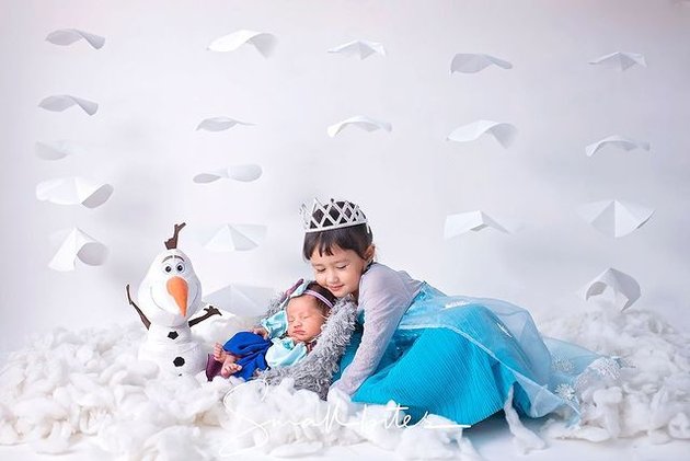 8 Adorable Photoshoot Portraits of Kartika Putri's Children, themed 'FROZEN' - Cosplaying as Anna and Elsa Complete with Crowns