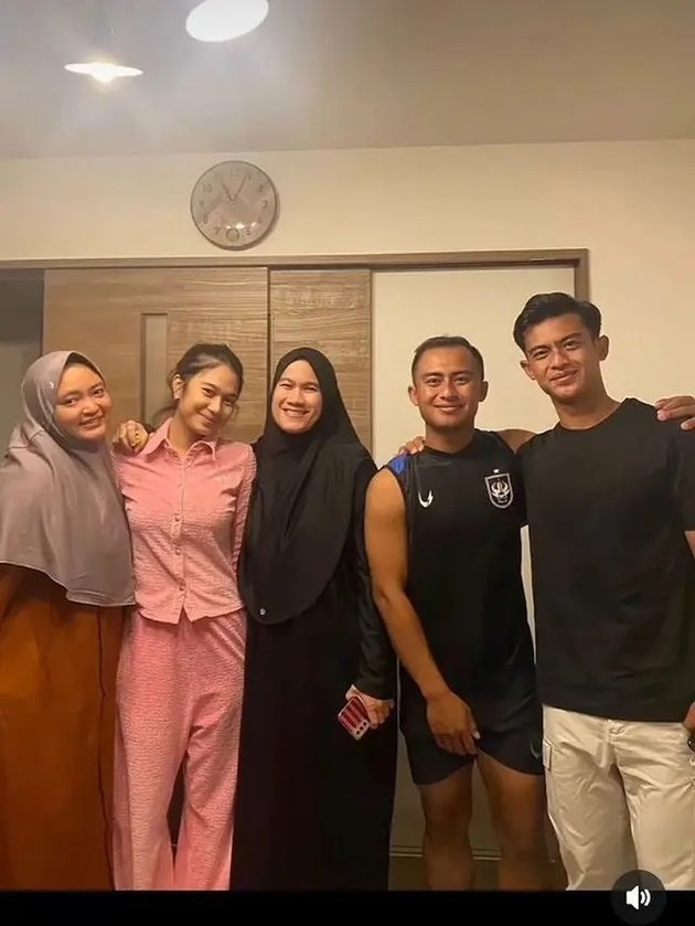 8 Portraits of Pratama Arhan and Azizah Salsha's First Trip to Indonesia After Getting Married, Husband Doesn't Feel Awkward Gathering with Circle Jaksel