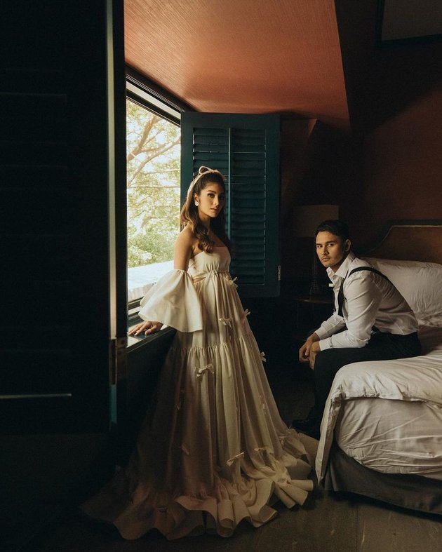 8 Unique Concept Pre-wedding Photos of Debi Sagita and Marco Ivanos, Enjoying Pizza Together on the Bed While Playing Chess