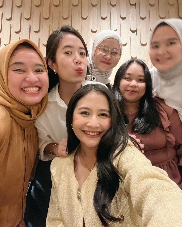 8 Portraits of Prilly Latuconsina Breaking the Fast with Junior High School Friends, Revealed Ever Cried Because She Wanted to Ride Public Transportation Together