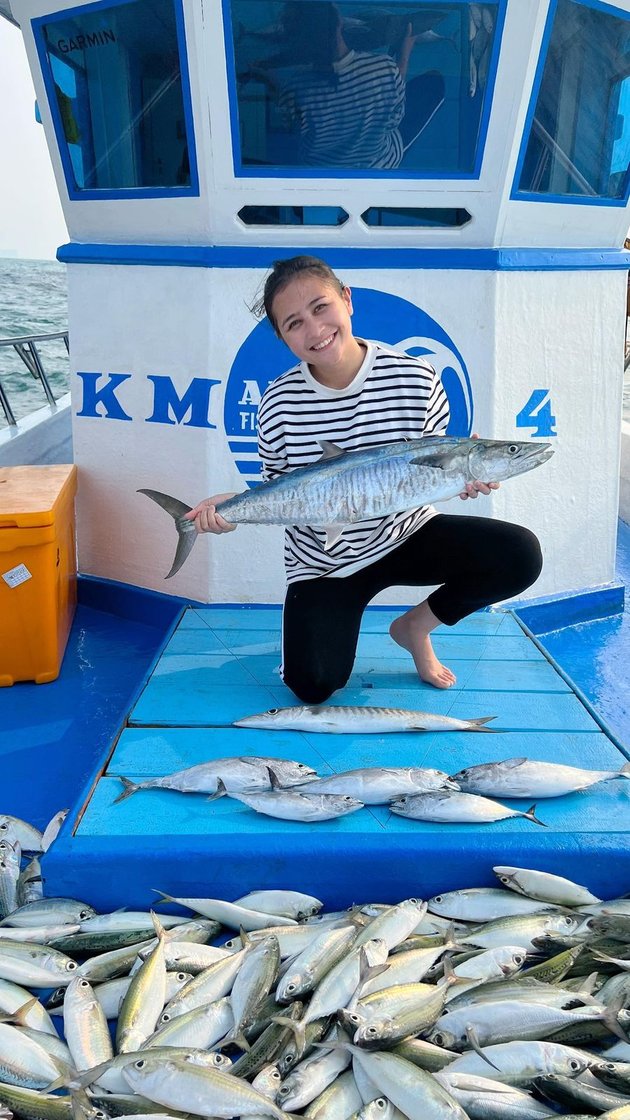 Not Just Diving, Prilly Latuconsina's Portraits Who is Getting Better at Fishing - Successfully Catching Big Fish