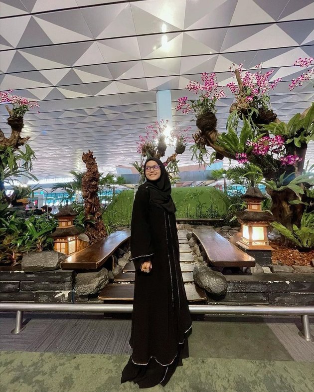 8 Photos of Putri DA Performing Umrah, Wearing Gamis and Cadar that Amaze Netizens