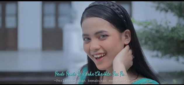 Beautiful Like an Indian Girl, 8 Photos of Princess Isnari Covering the Song 'Haule Haule' from the Movie 'RAB NE BANA DI JODI'