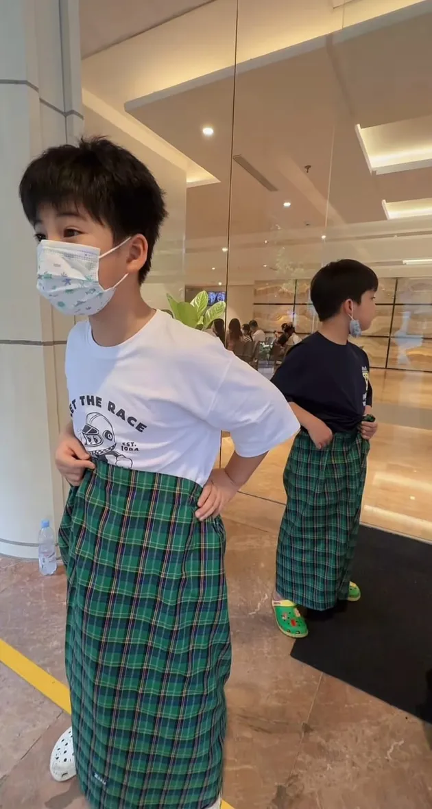 Dua Anak Putri Titian Sunat