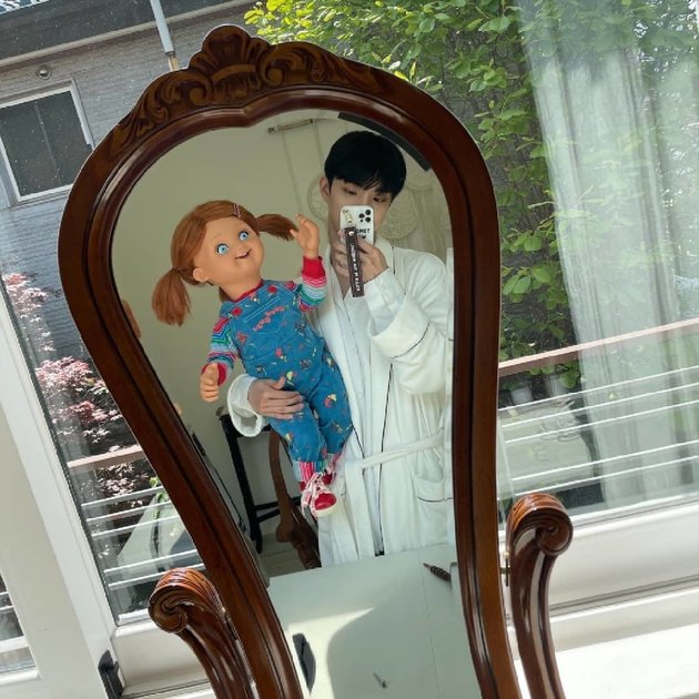 Belum lama ini unggahan Twitter The Boyz memperlihatkan kecintaan Q dengan boneka Chucky kesayangannya.