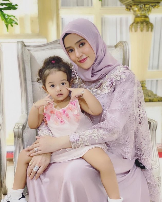 8 Portraits of Queen Eijaz Putri Fairuz and Sonny Septian, Arab-looking and Beautiful Like Their Mother